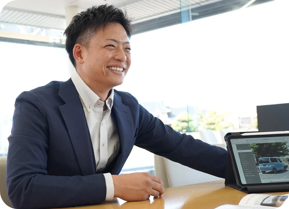店舗でお客様と打ち合わせをする社員