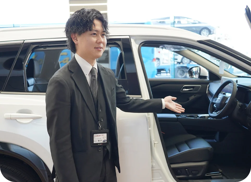 展示車を前に説明する社員