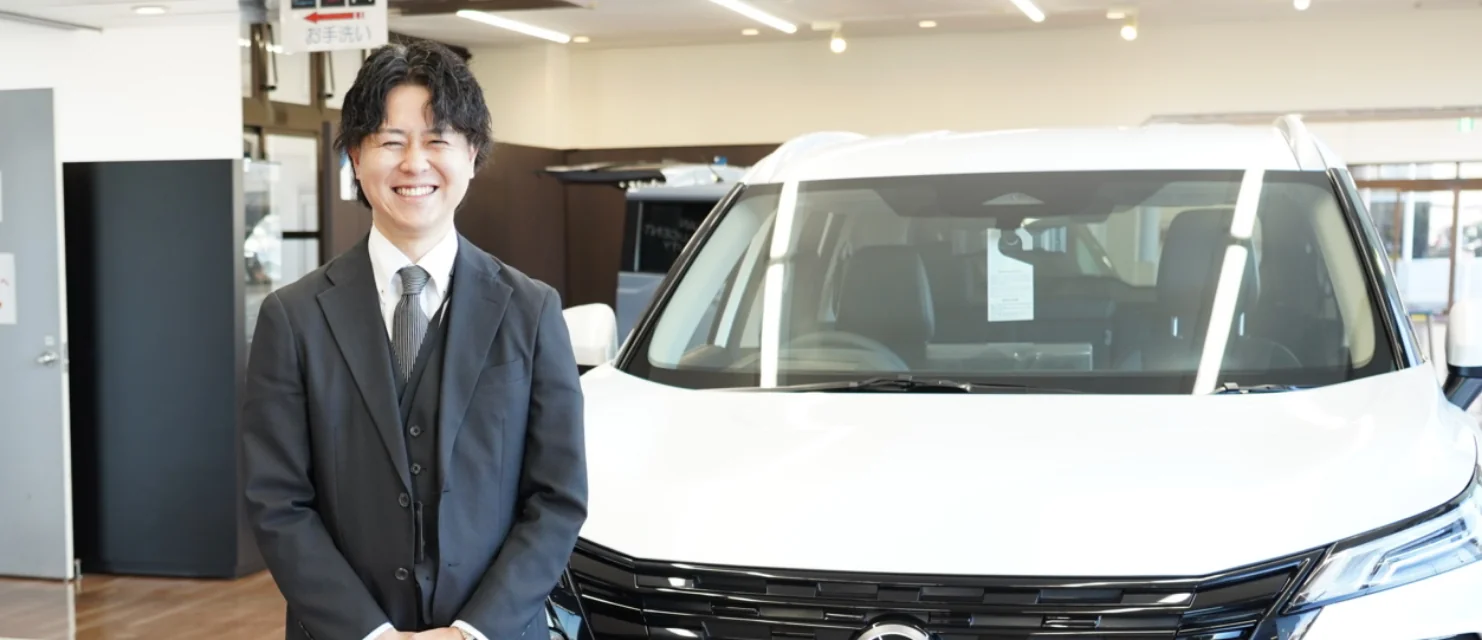 ショールームに立つ社員