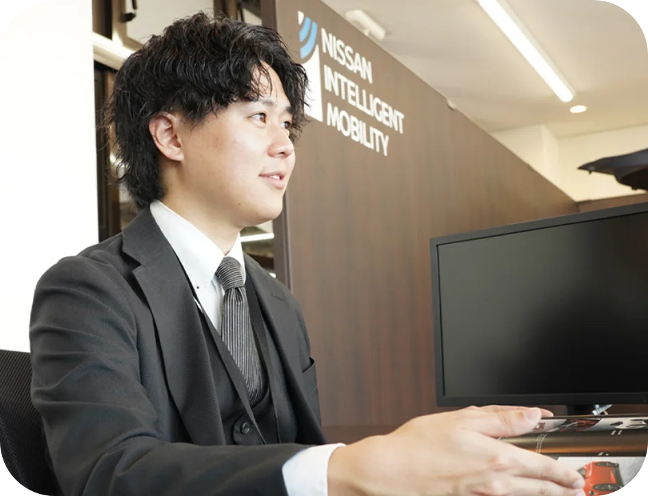 カウンターで応対する社員