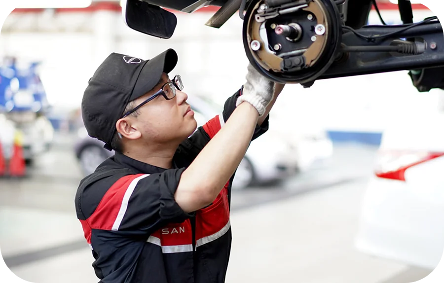 車両を整備する整備士
