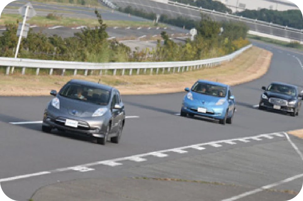 グランドライブのテストコースを走行する車